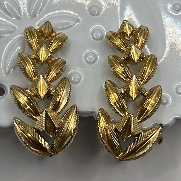 Vintage Gold Leaf Earrings. - Picture 1 of 4
